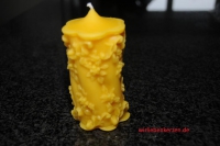 Zierkerze 100% Bienenwachs mit Blumenrelief Handarbeit