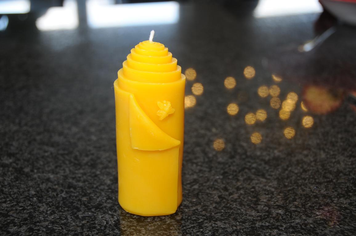 Bienenrelief Stumpenkerze 100% Bienenwachs