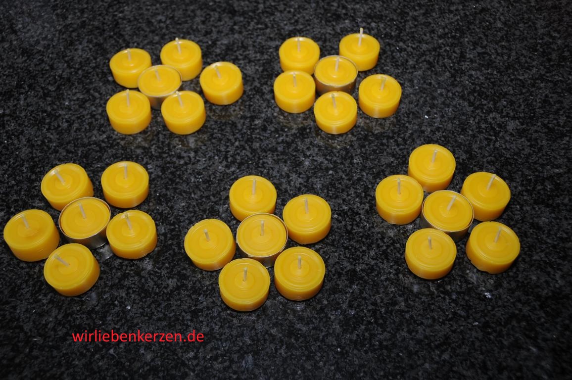 50 Teelichte ohne H�llen ( mit 3 Teelichtgl�sern ) handgegossen 100% Bienenwachs