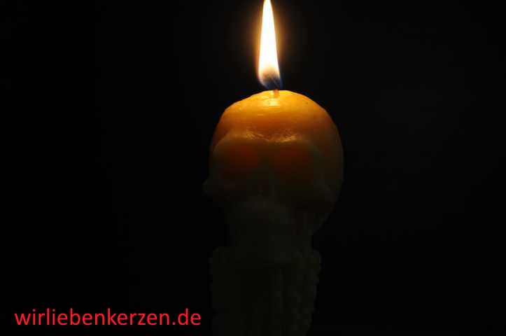 Designkerze Totenkopf auf Knochengrab