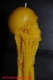 Designkerze Totenkopf auf Knochengrab