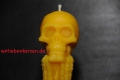 Designkerze Totenkopf auf Knochengrab